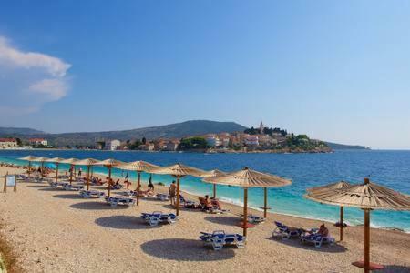 Charming Seaside Apartment Primosten Bagian luar foto