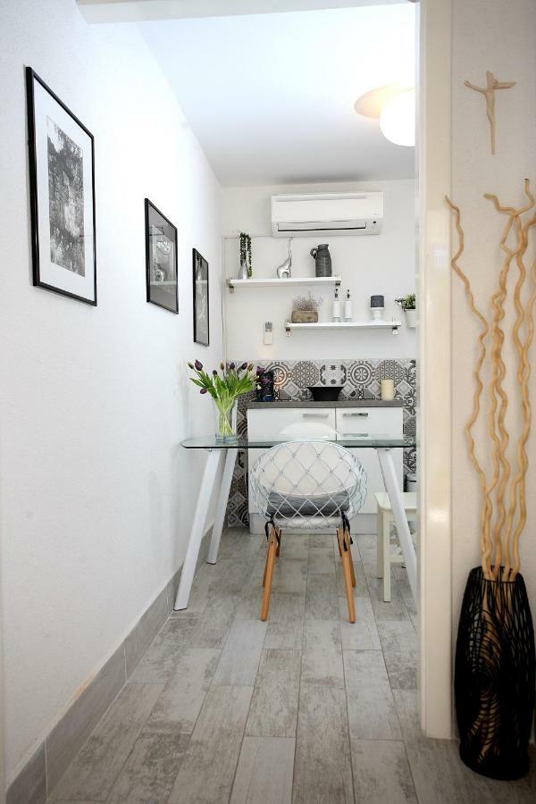 Charming Seaside Apartment Primosten Bagian luar foto