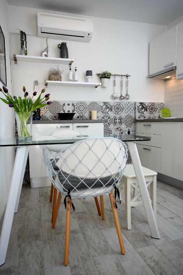 Charming Seaside Apartment Primosten Bagian luar foto