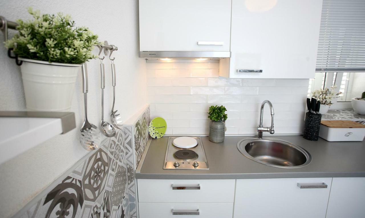 Charming Seaside Apartment Primosten Bagian luar foto