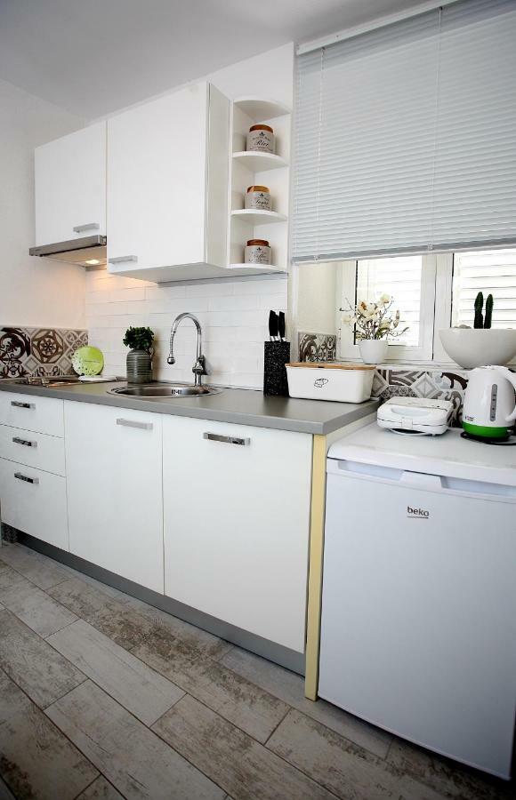 Charming Seaside Apartment Primosten Bagian luar foto