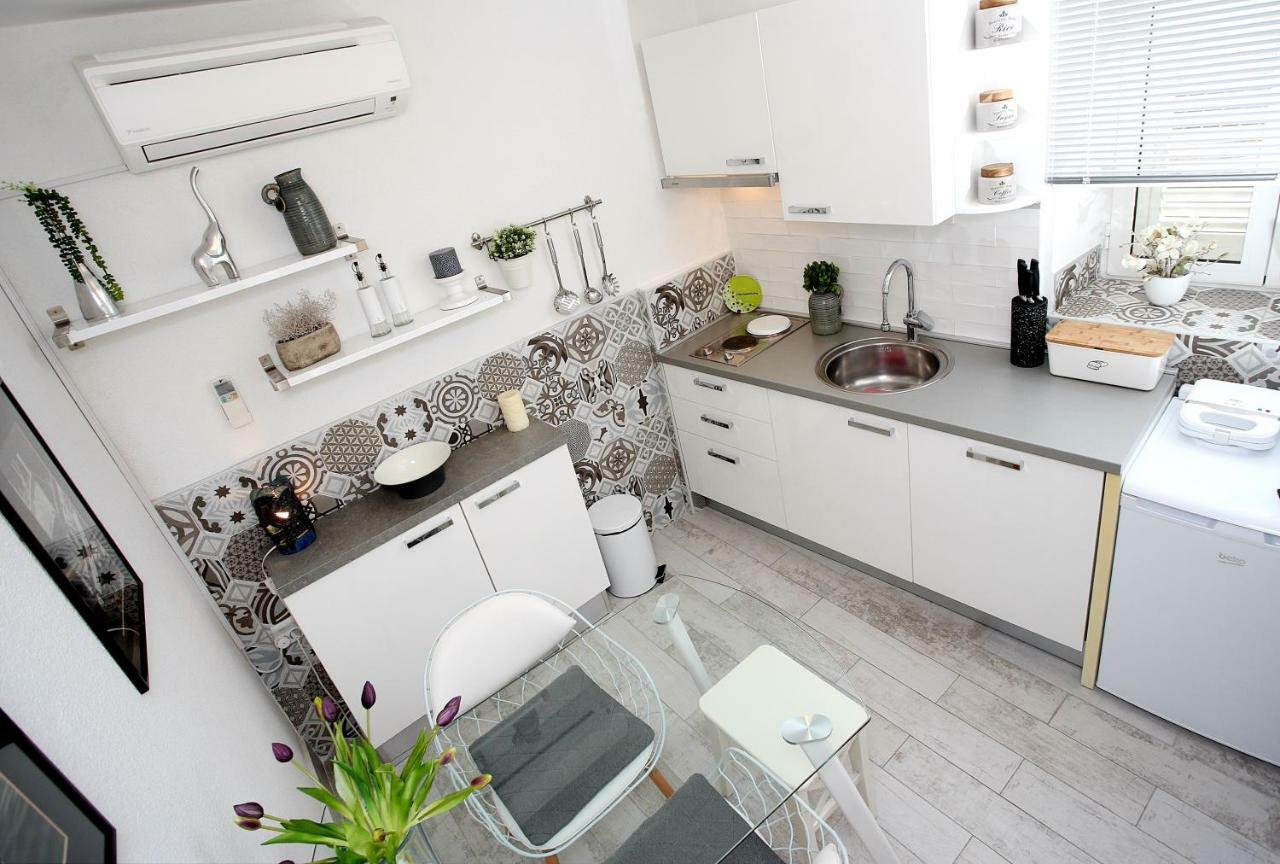 Charming Seaside Apartment Primosten Bagian luar foto