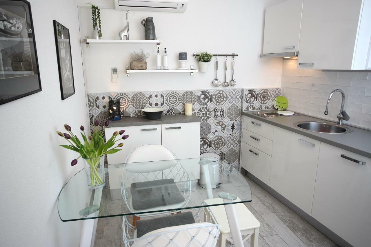 Charming Seaside Apartment Primosten Bagian luar foto